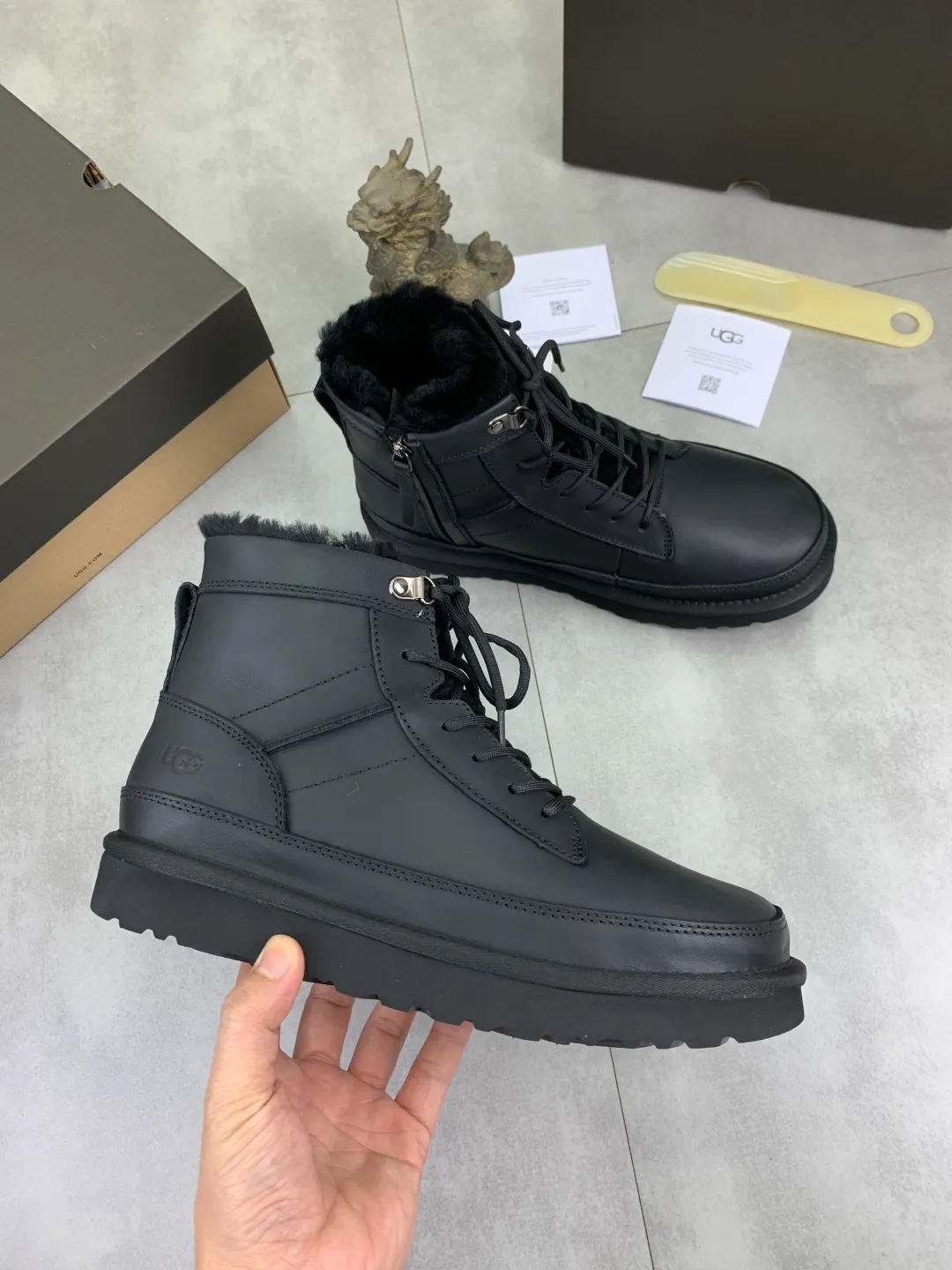 Men's men's shoes 💰P640 New top version UGG 2025 autumn and winter high-top new casual shoes new series Ansley Mules Fashionable and comfortable shallow flat slip-on casual loafers ✨ Classic suede cowhide with 10mm wool lining Insole Fleece collar Soft and comfortable ❤️ Decorated with UGG classic heat embossed brand logo on the back side Full texture Lightweight rubber sole Anti-slip, wear-resistant and comfortable Color: Black Brown Size: 39-45